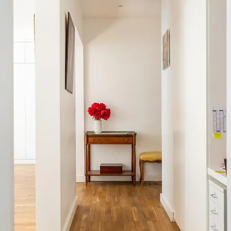 Veeve - Ethereal Light Apartment
